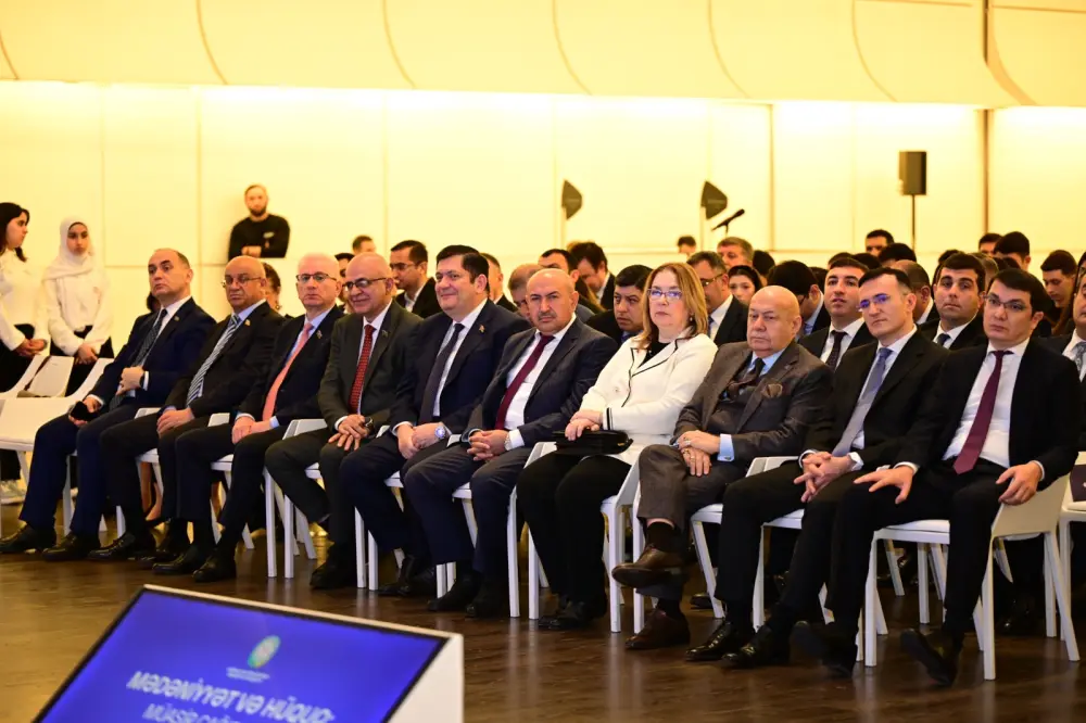 Forumun ilk paneli: "Mədəniyyət və hüquq" 