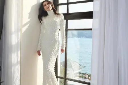 Nəsrinin mirvari libası…