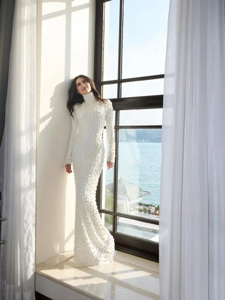 Nəsrinin mirvari libası…