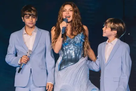 Övladları ilə səhnə aldı