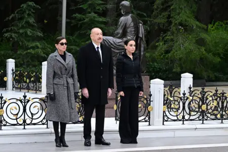 Prezident xanımı və qızı ilə Fəxri xiyabanda - Fotolar