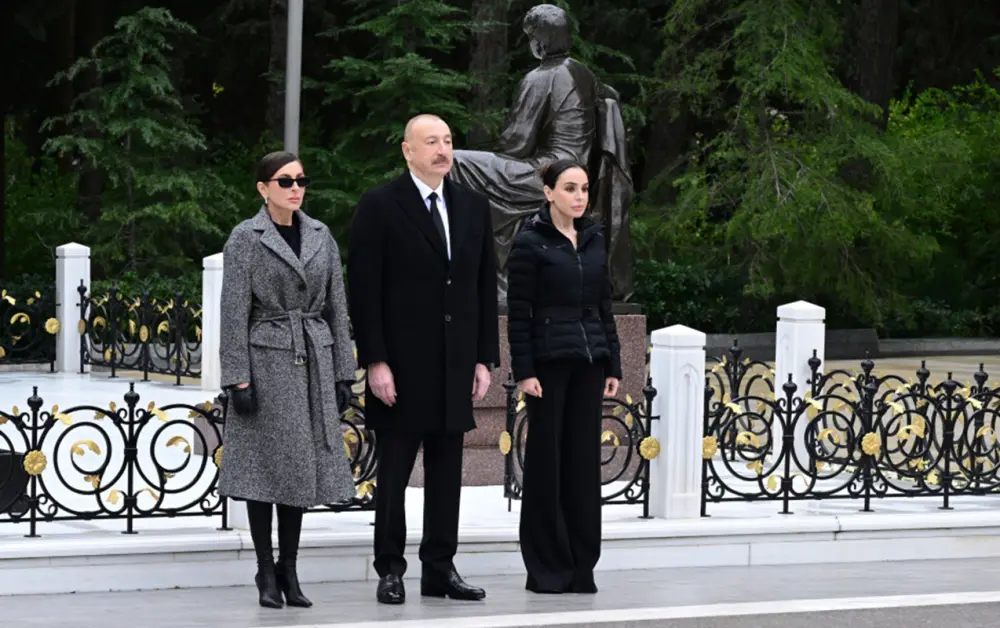 Prezident xanımı və qızı ilə Fəxri xiyabanda - Fotolar