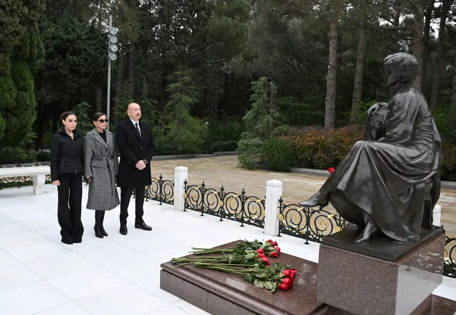 Prezident xanımı və qızı ilə Fəxri xiyabanda - Fotolar