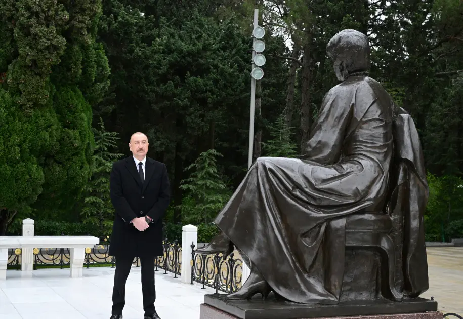 Prezident xanımı və qızı ilə Fəxri xiyabanda - Fotolar