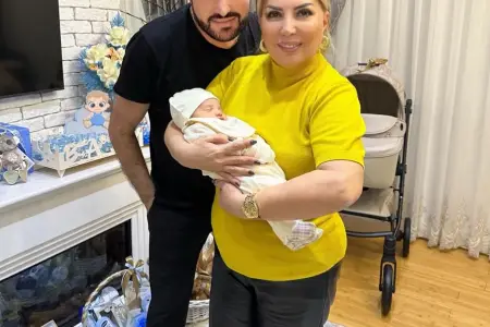 Nadir yeni doğuıan nəvəsi və xanımı ilə…