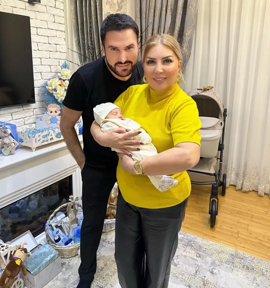 Nadir yeni doğuıan nəvəsi və xanımı ilə…