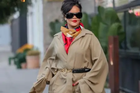 Rihanna fərqli tərzi ilə diqqət çəkdi