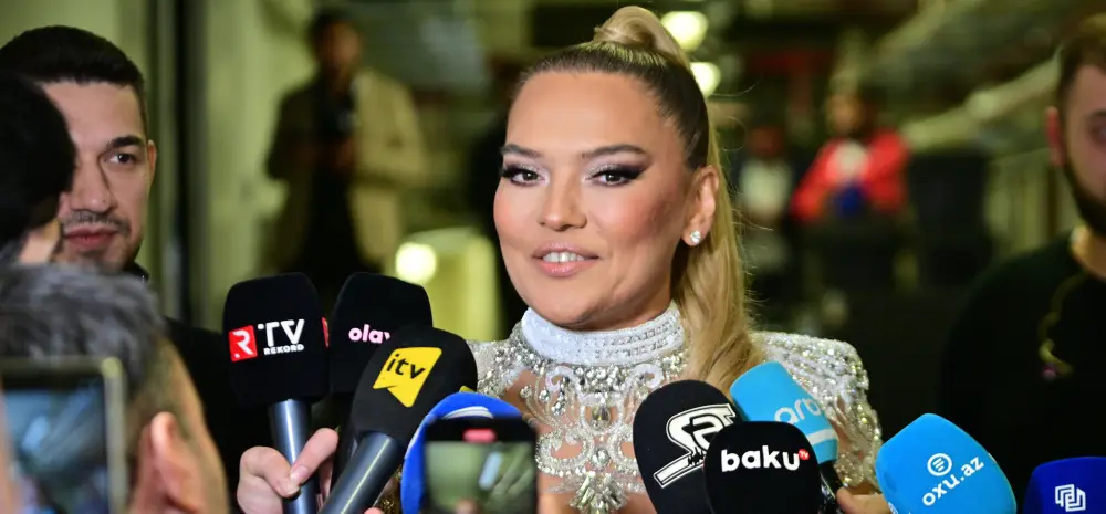 Demet Akalın Bakıda konsert verdi