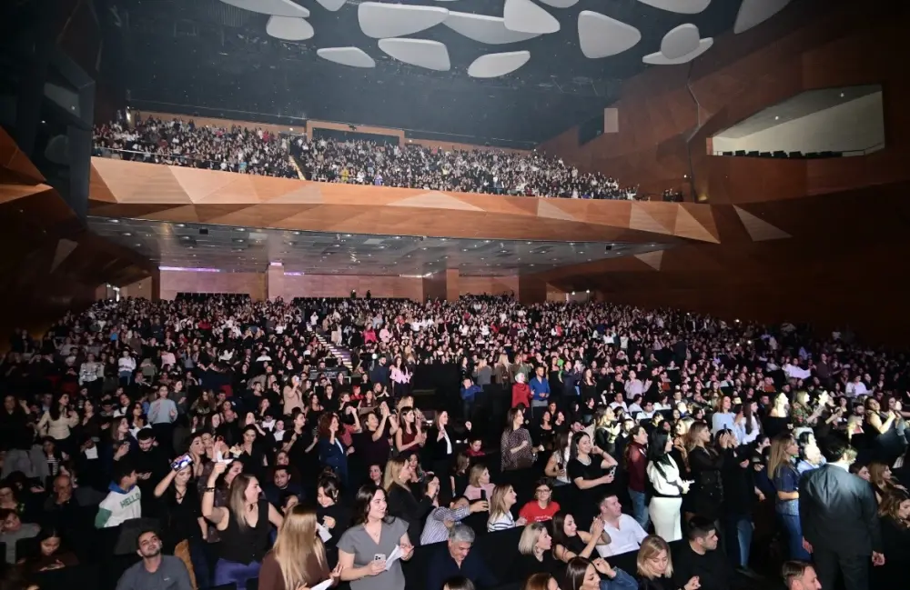 Demet Akalın Bakıda konsert verdi