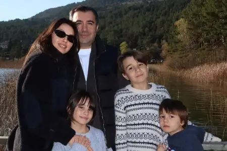 Ailəsi ilə şam ağacı bəzədi 