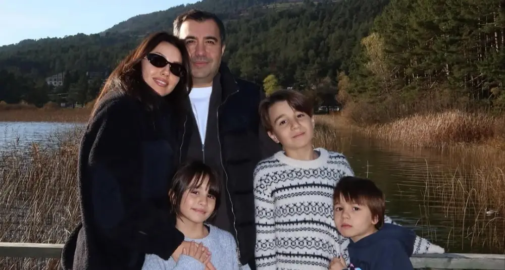 Ailəsi ilə şam ağacı bəzədi 