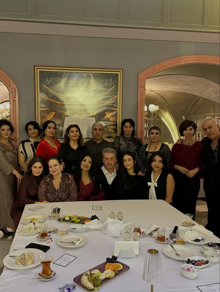 Sənətçilər onun ad gününə toplaşdılar