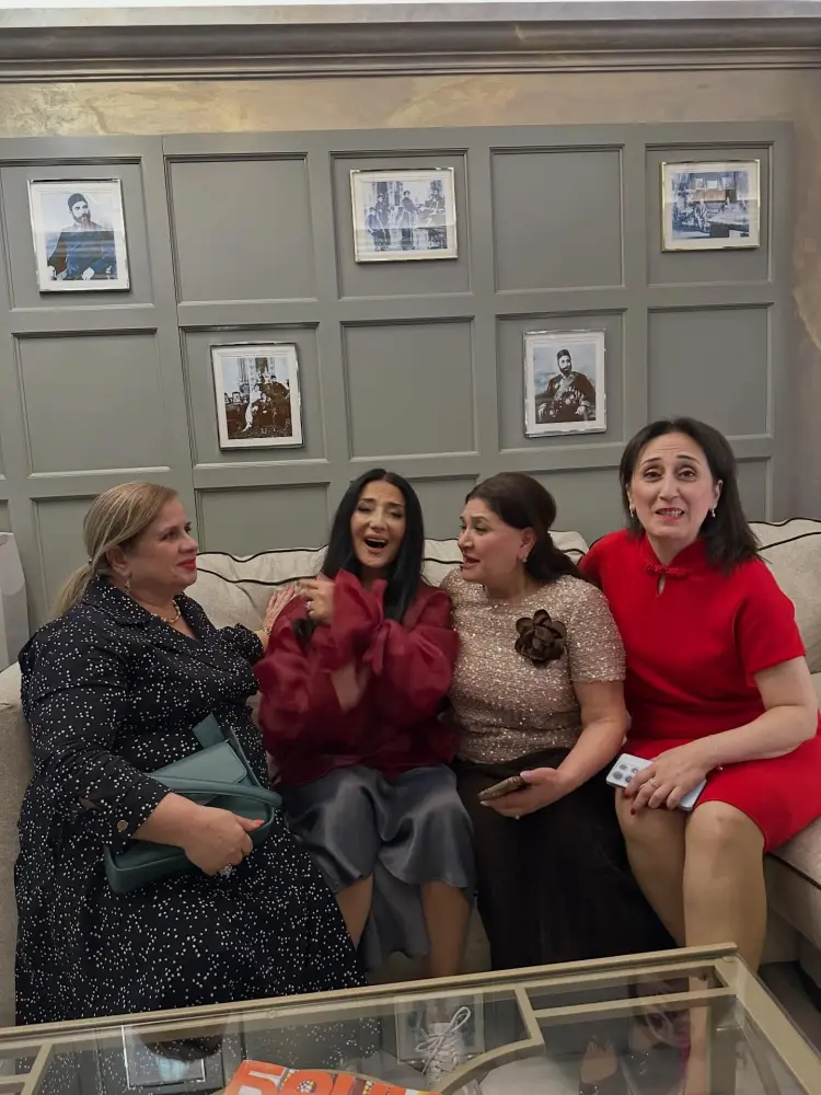 Sənətçilər onun ad gününə toplaşdılar