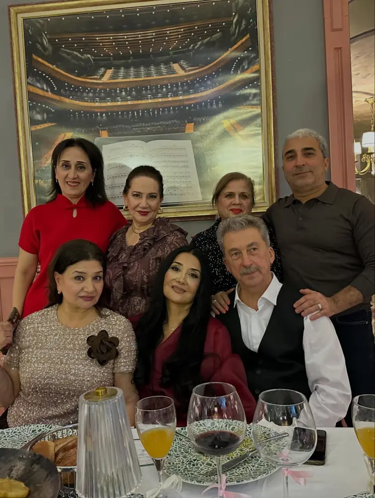 Sənətçilər onun ad gününə toplaşdılar