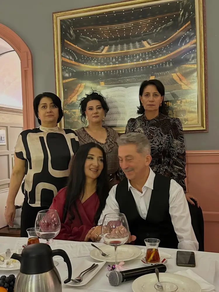 Sənətçilər onun ad gününə toplaşdılar