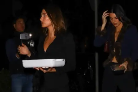 Kendal Heyli və Castinlə birgə görüntüləndi