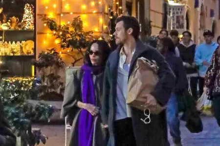 Herri Stayles sevgilisi ilə əl-ələ....