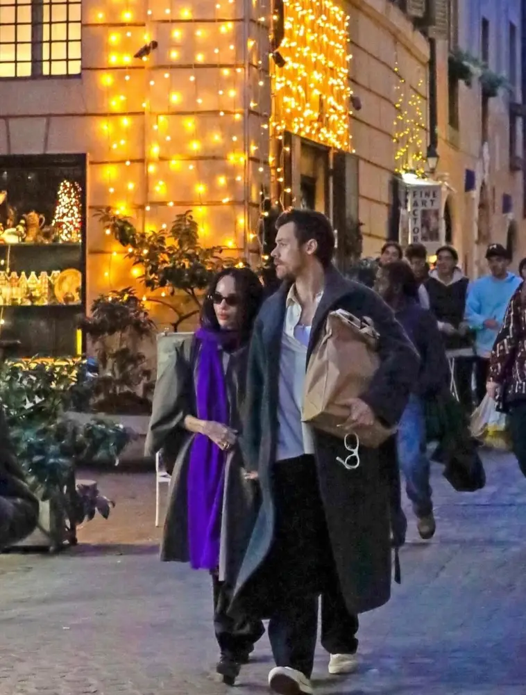 Herri Stayles sevgilisi ilə əl-ələ....