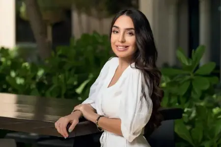 Leyla Əliyeva Nüsrət Kəsəmənlinin şeirini səsləndirdi