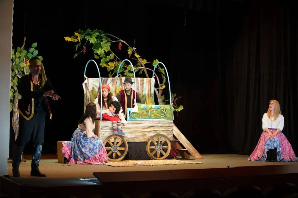 Kukla səhnəsinin “Qaraca qız”ı 