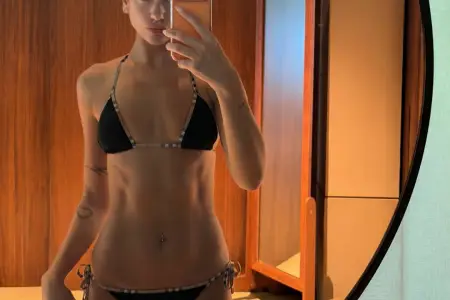 Dua Lipa nişanlısı ilə istirahətdə