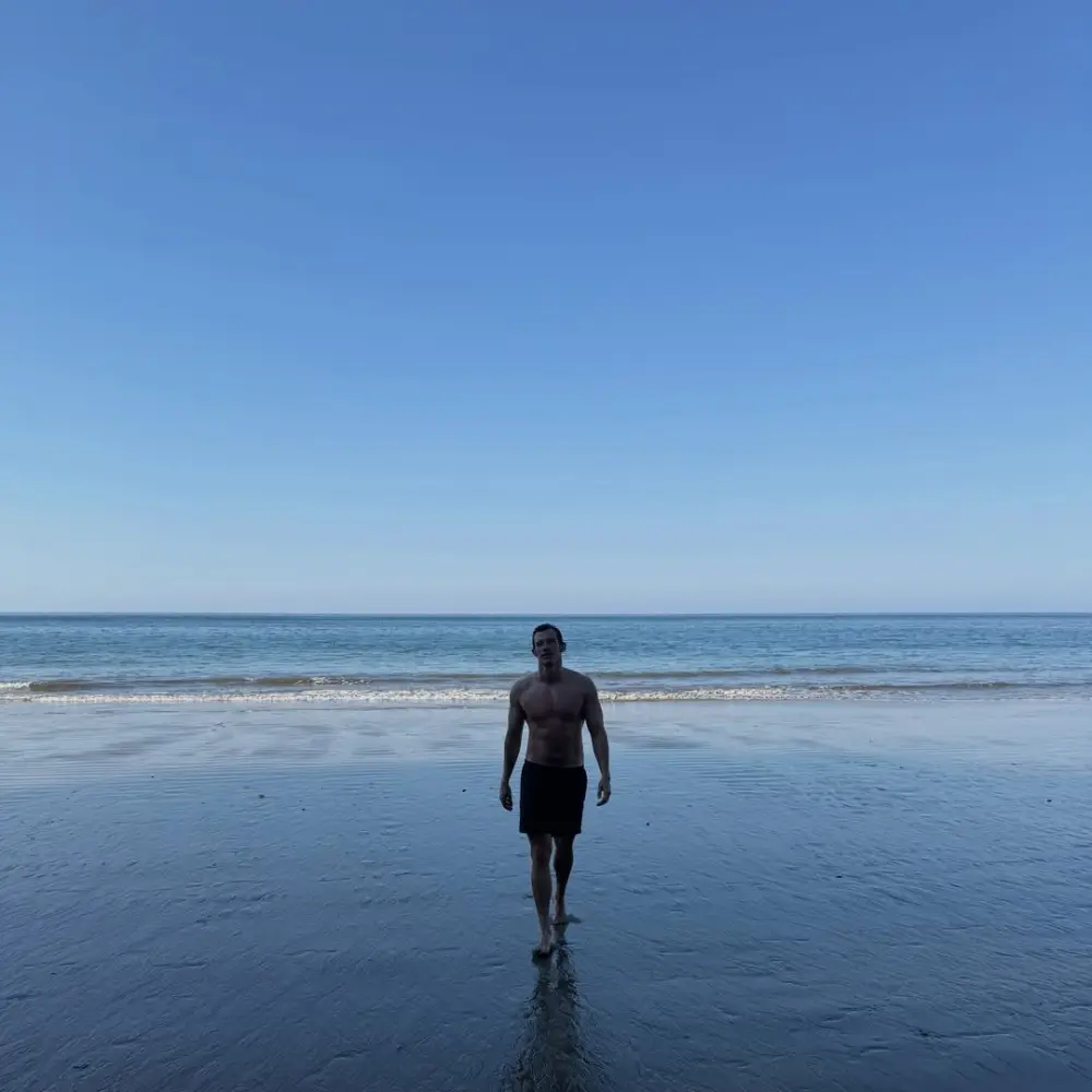 Dua Lipa nişanlısı ilə istirahətdə