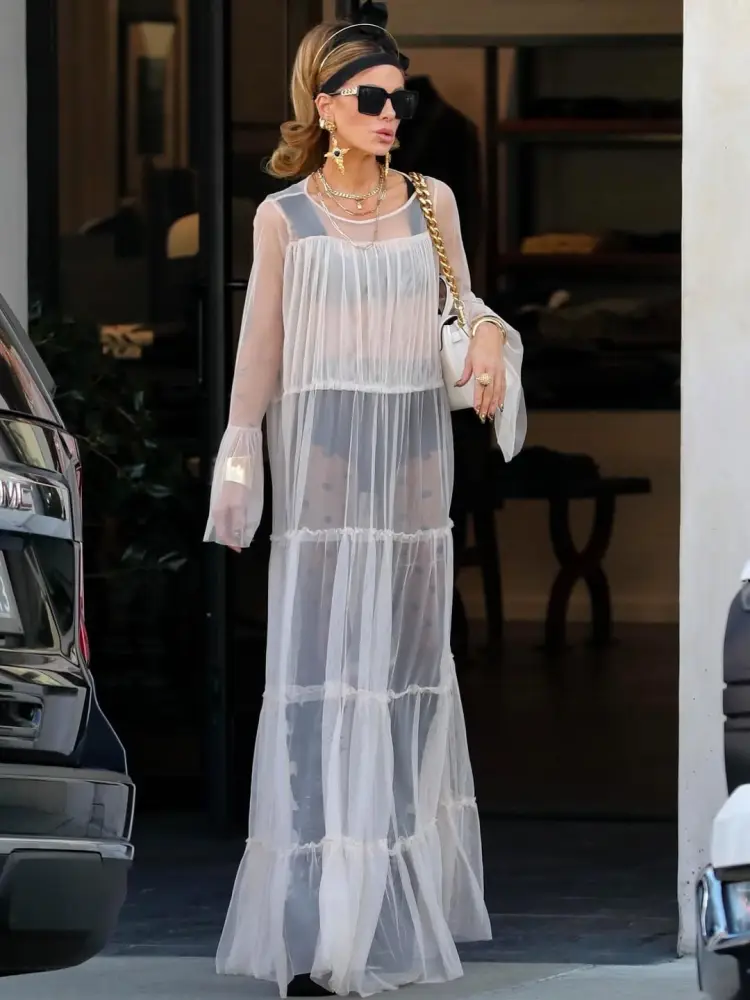 Keyt Bekinseyl transparan geyimi ilə diqqət çəkdi