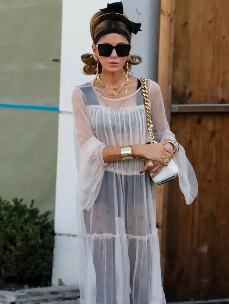 Keyt Bekinseyl transparan geyimi ilə diqqət çəkdi