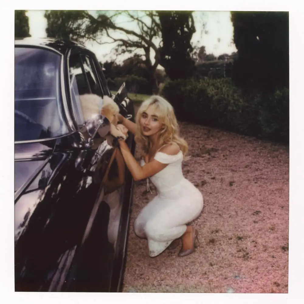 Sabrina qalmaqallı albomundan “bonus trek” yayımladı