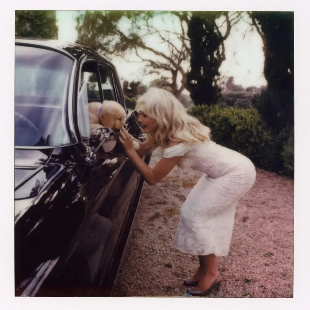 Sabrina qalmaqallı albomundan “bonus trek” yayımladı