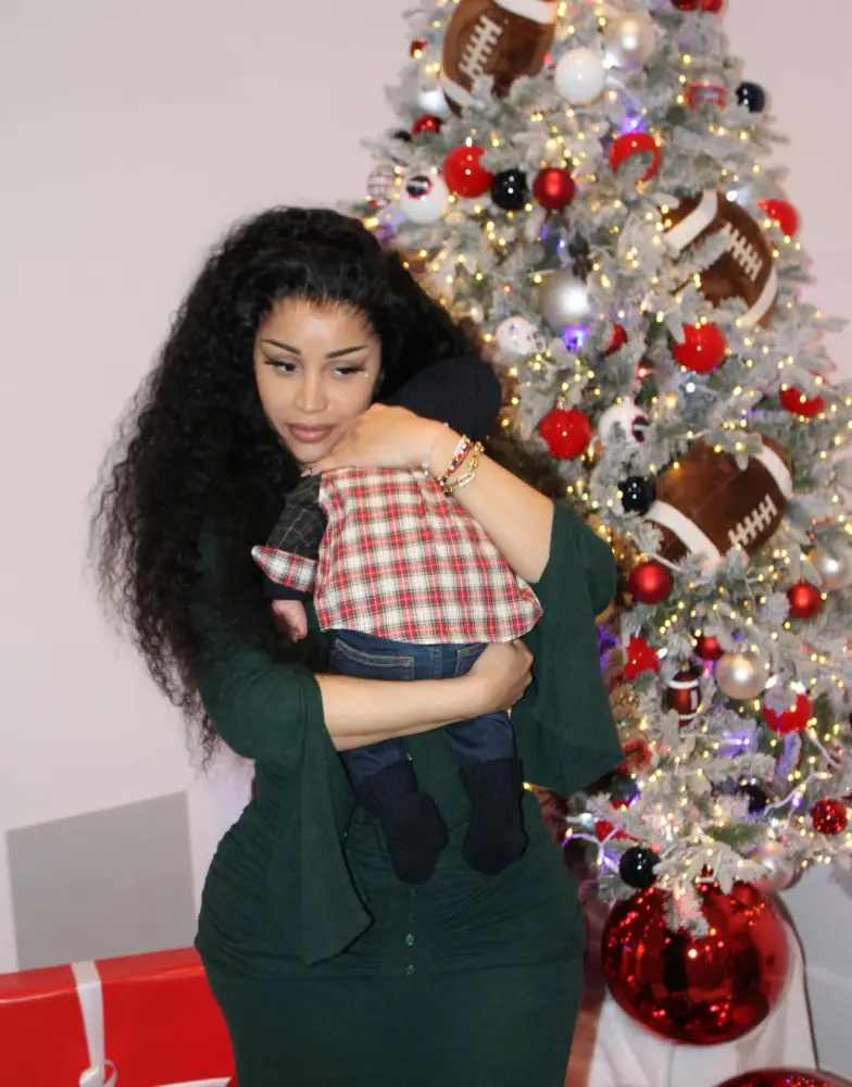 Kardi övladları üçün şam ağacı bəzədi