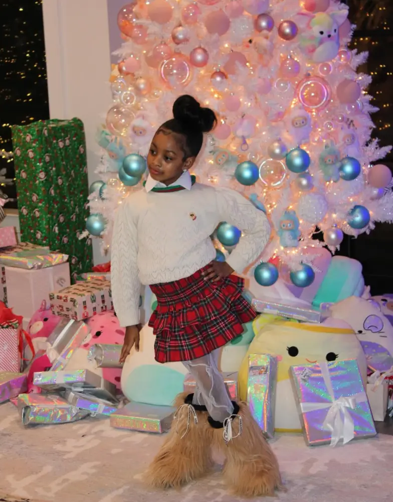 Kardi övladları üçün şam ağacı bəzədi