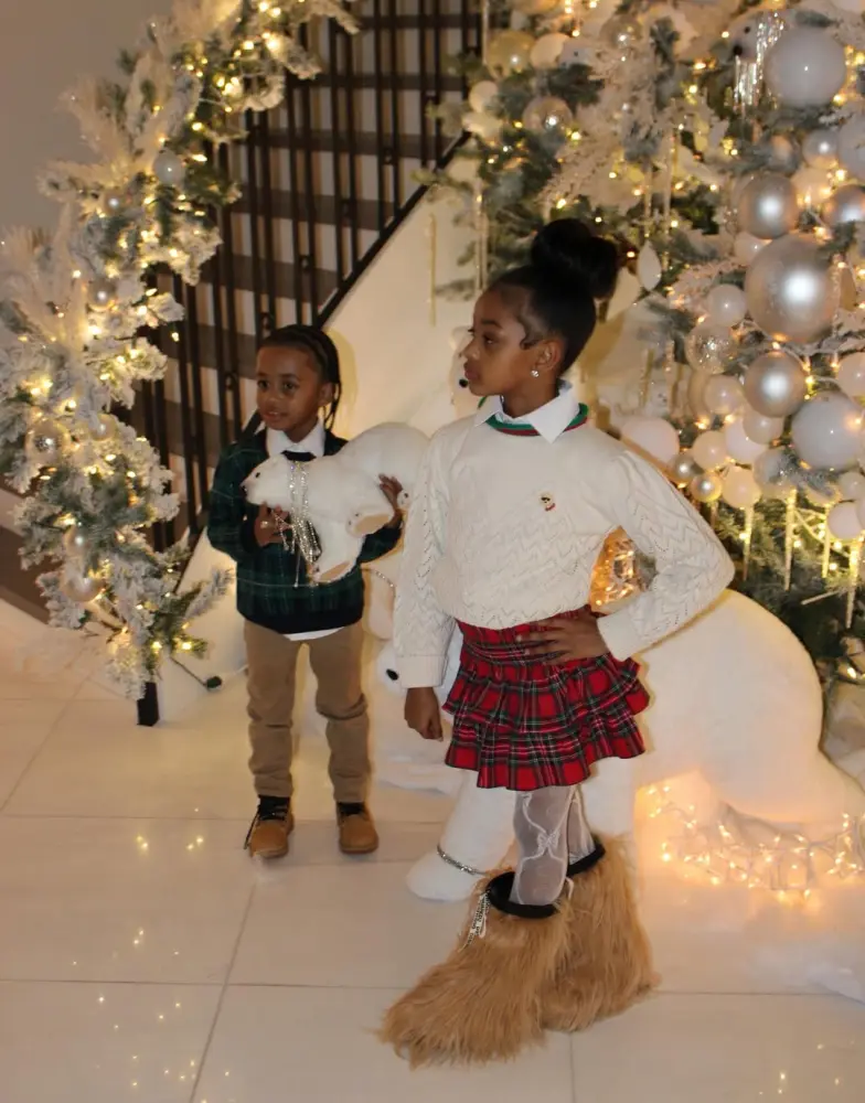 Kardi övladları üçün şam ağacı bəzədi