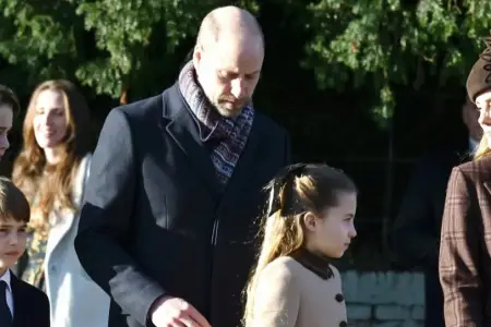 Kral ailəsinin üzvləri ənənəvi Milad ibadətində görüntüləndi