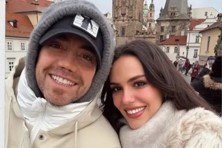 Murat sevgilisi ilə tətildə