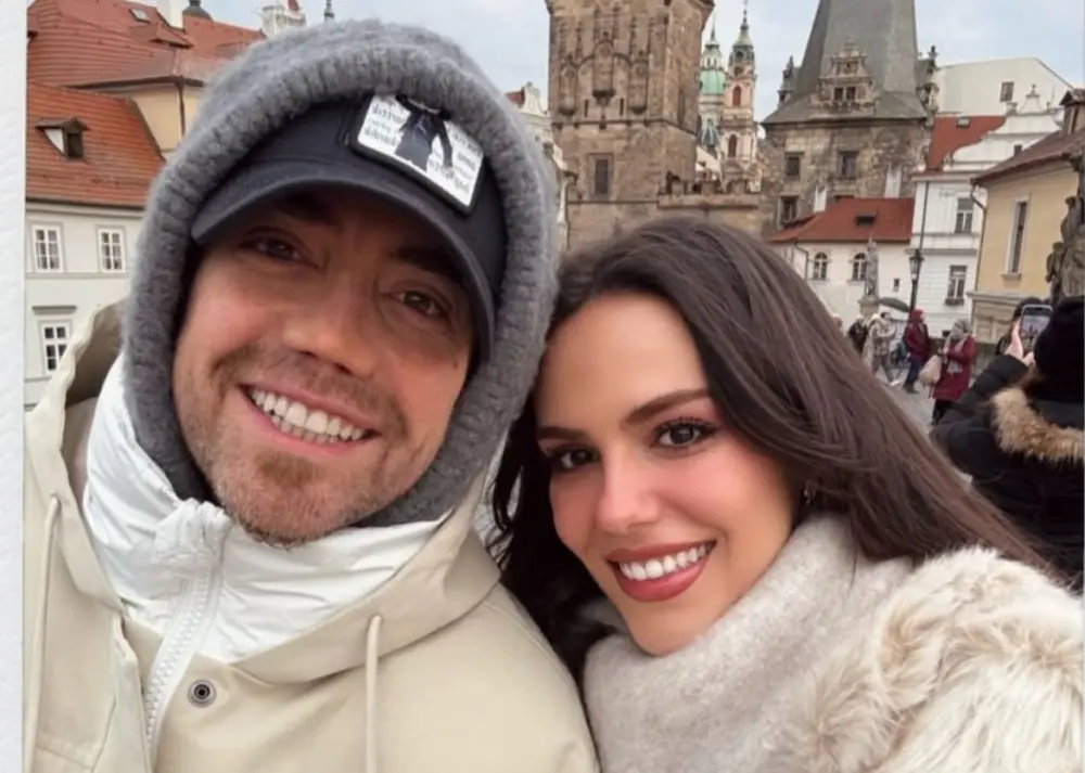 Murat sevgilisi ilə tətildə