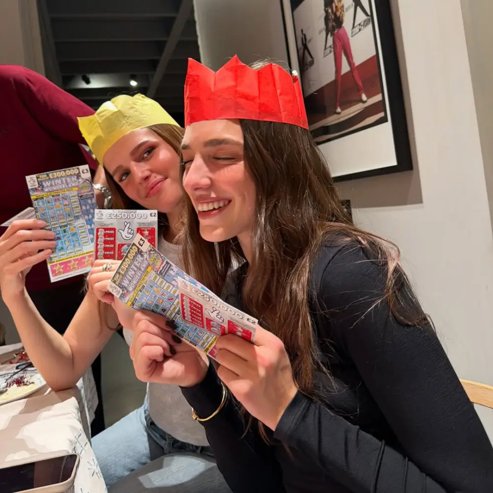 Dua Lipa Miladı belə qeyd etdi