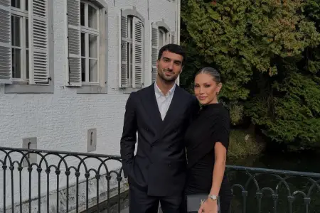 Mahir sevgilisi ilə...