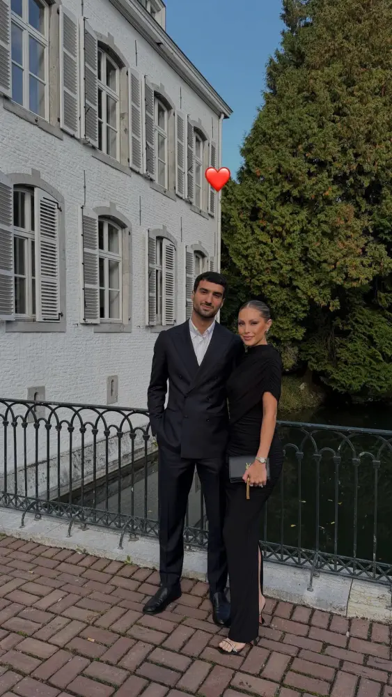 Mahir sevgilisi ilə...