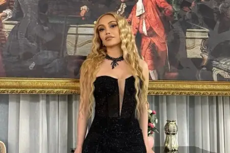 Nuradan küsülü olduğu Rozaya təriflər