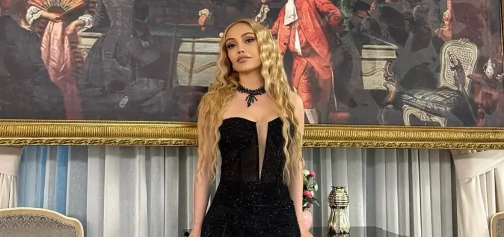 Nuradan küsülü olduğu Rozaya təriflər