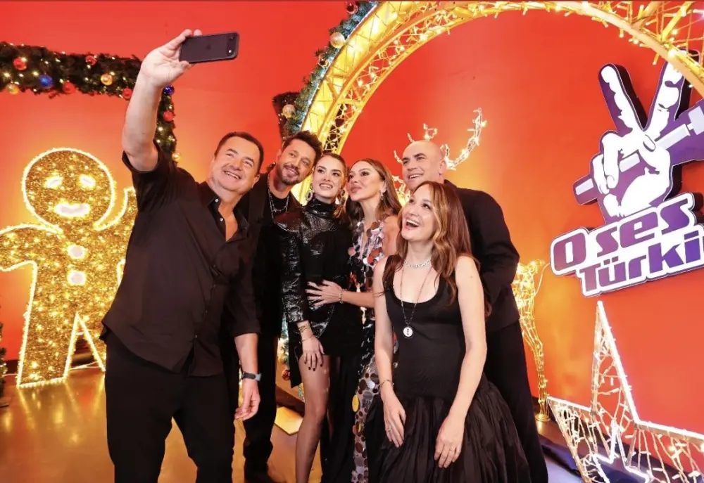 Acundan “O ses Türkiye” münsifləri ilə selfi