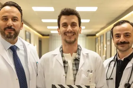 “Doktor başka hayatta” serialının ilk afişaları paylaşıldı