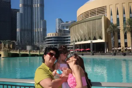 Toral ailəsi ilə Dubayda dincəlir