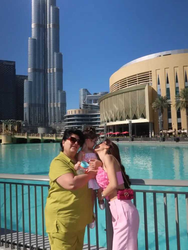 Toral ailəsi ilə Dubayda dincəlir