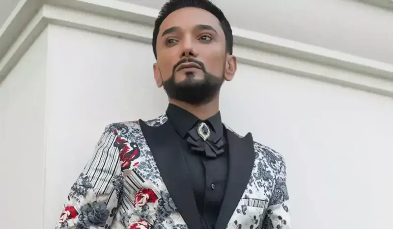 “Abrın olsun, küçə adamı kimi danışma”