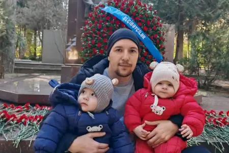 Əkiz nəvələri Elçibəyin məzarı başında 