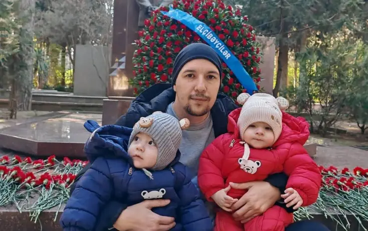 Əkiz nəvələri Elçibəyin məzarı başında 