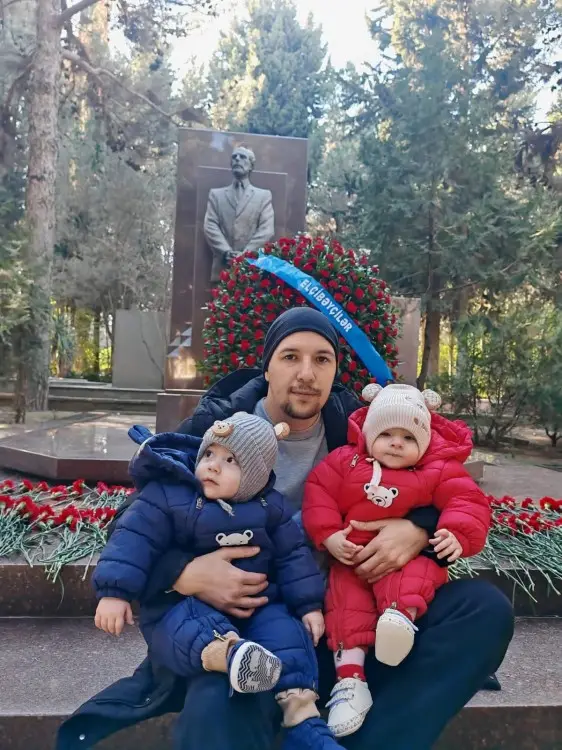 Əkiz nəvələri Elçibəyin məzarı başında 