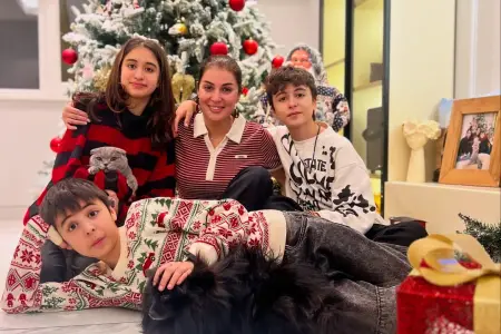 Sevincdən övladları ilə Yeni il fotosu